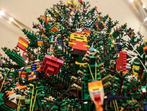 Postavte LEGO® sněhovou vločku a přijďte ozdobit obří LEGO® vánoční strom